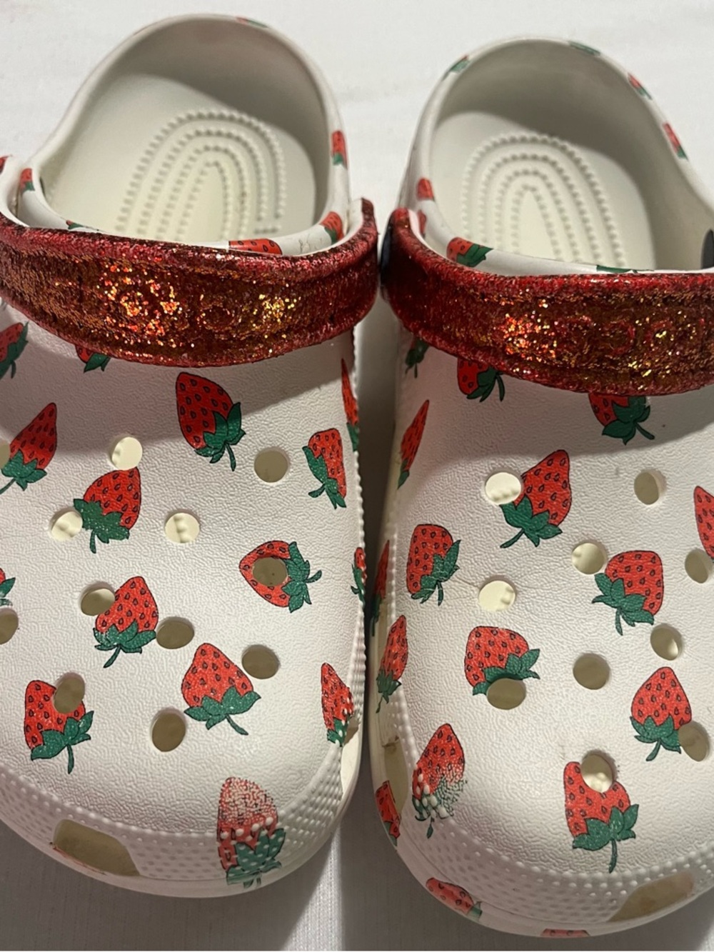 CROCS White Strawberry Print Clogs Red Glitter Strap Size J 6 (juniors/teens)